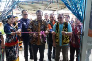 ASISITEN I Kabupaten Mahulu drg. Agustinus Teguh Santoso menggunting pita tanda dimulainya pelayanan ILP dan PKG di Puskemas Ujoh Bilang, Kabupaten Mahulu.