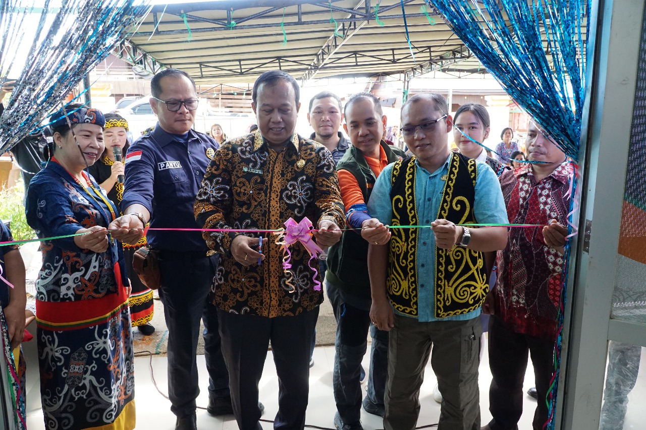 ASISITEN I Kabupaten Mahulu drg. Agustinus Teguh Santoso menggunting pita tanda dimulainya pelayanan ILP dan PKG di Puskemas Ujoh Bilang, Kabupaten Mahulu.