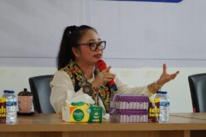 PLT Asisten II Kabupaten Mahulu Wenefrida Kayang memberikan arahan dalam kegiatan sosialisasi SIKN dan JIKN di kantor Bupati Mahulu.