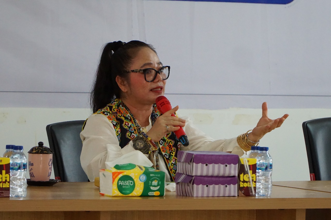 PLT Asisten II Kabupaten Mahulu Wenefrida Kayang memberikan arahan dalam kegiatan sosialisasi SIKN dan JIKN di kantor Bupati Mahulu.