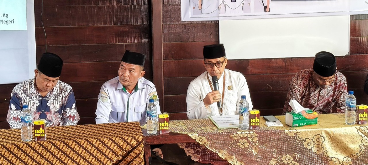 SUASANA kegiatan manasik haji bagi jamaah haji asal kabupaten Mahulu yang diadakan di Ujoh Bilang kemarin.