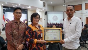 ASISTEN III Pemkab Mahulu Kristina Tening menunjukkan penghargaan yang diterima dari Pemprov Kaltim atas pengembangan SDM berkualitas.
