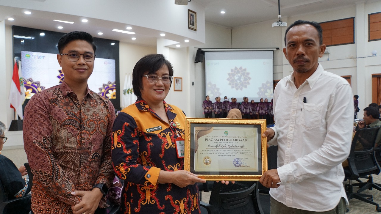 ASISTEN III Pemkab Mahulu Kristina Tening menunjukkan penghargaan yang diterima dari Pemprov Kaltim atas pengembangan SDM berkualitas.