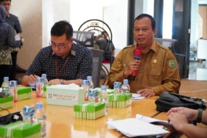 ASISTEN I Kabupaten Mahulu Drg Agustinus Teguh Santosa memberikan arahan dalam kegiatan Forum Komunikasi dan Kemitraan bersama BPJS Kesehatan.