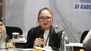 PLT ASISTEN II Kabupaten Mahulu Wenefrida Kayang menyampaikan arahan dalam kegitan presentasi laporan pendahuluan kajian sektor transportasi bagi Mahakam Ulu.
