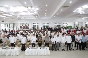 MENTERI Sosial RI Saifullah Yusuf bersama Gubernur Kaltim Rudy Mas’ud ketika berada di sela-sela Dialog Bersam Pilar Sosial se Kaltim.