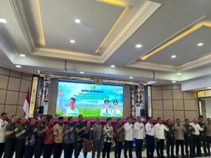 PLT ASISTEN II Kabupaten Mahulu Wenefrida Kayang, bersama peserta Rakor Swasembada Pangan Kalimantan Timur, Kamis (8/5/2025) di Balikpapan.
