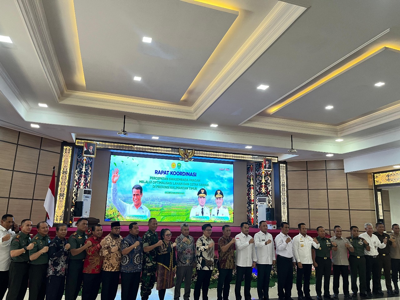 PLT ASISTEN II Kabupaten Mahulu Wenefrida Kayang, bersama peserta Rakor Swasembada Pangan Kalimantan Timur, Kamis (8/5/2025) di Balikpapan.