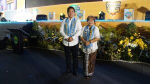 BUPATI Bonifasius Belawan Geh didampingi istri, mengikuti peluncuran program Gratispol Generasi Emas di GOR Kadrie Oening, Samarinda.