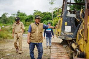 WABUP Mahulu Yohanes Avun bersama tim OPD terkait meninjau jalan poros Mahulu-Kubar yang rusak, Senin (14/4/2025).