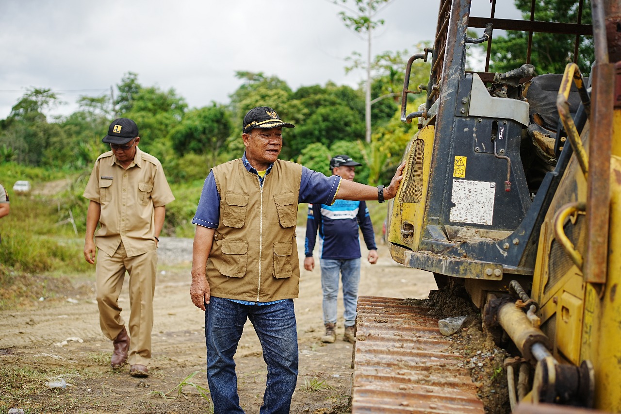 WABUP Mahulu Yohanes Avun bersama tim OPD terkait meninjau jalan poros Mahulu-Kubar yang rusak, Senin (14/4/2025).