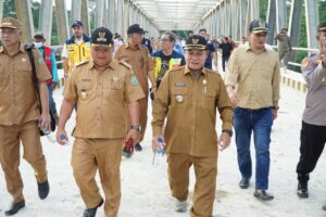 WABUP Mahulu Yohanes Avun melintasi Jembatan Sungai Ratah yang sudah bisa dilintasi, meski bobot kendaraan terbatas.