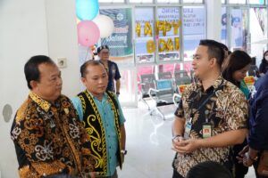 ASISITEN I Kabupaten Mahulu drg. Agustinus Teguh Santoso berbicang disela peluncuran program ILP dan PKG di Puskemas Ujoh Bilang, Kabupaten Mahulu.