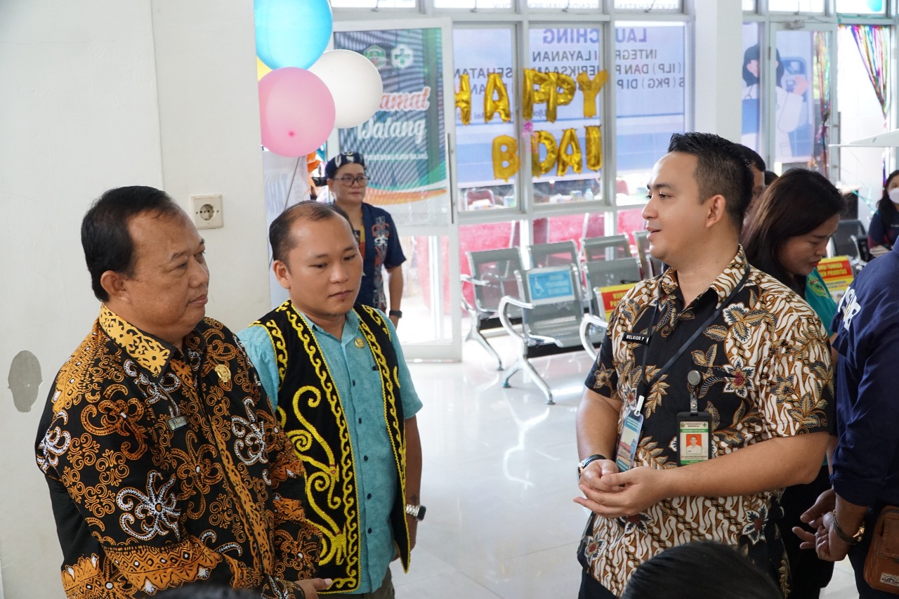 ASISITEN I Kabupaten Mahulu drg. Agustinus Teguh Santoso berbicang disela peluncuran program ILP dan PKG di Puskemas Ujoh Bilang, Kabupaten Mahulu.