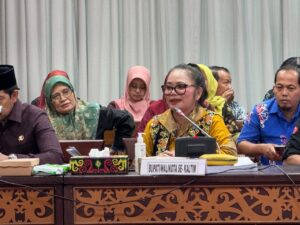 PLT ASISTEN II Kabupaten Mahulu Wenefrida Kayang melaporkan kondisi terkait upaya meningkatkan perlindungan perempuan dan anak, dalam kegiatan diskusi bersama Menteri PPPA RI, di Kantor Gubernur Kaltim.