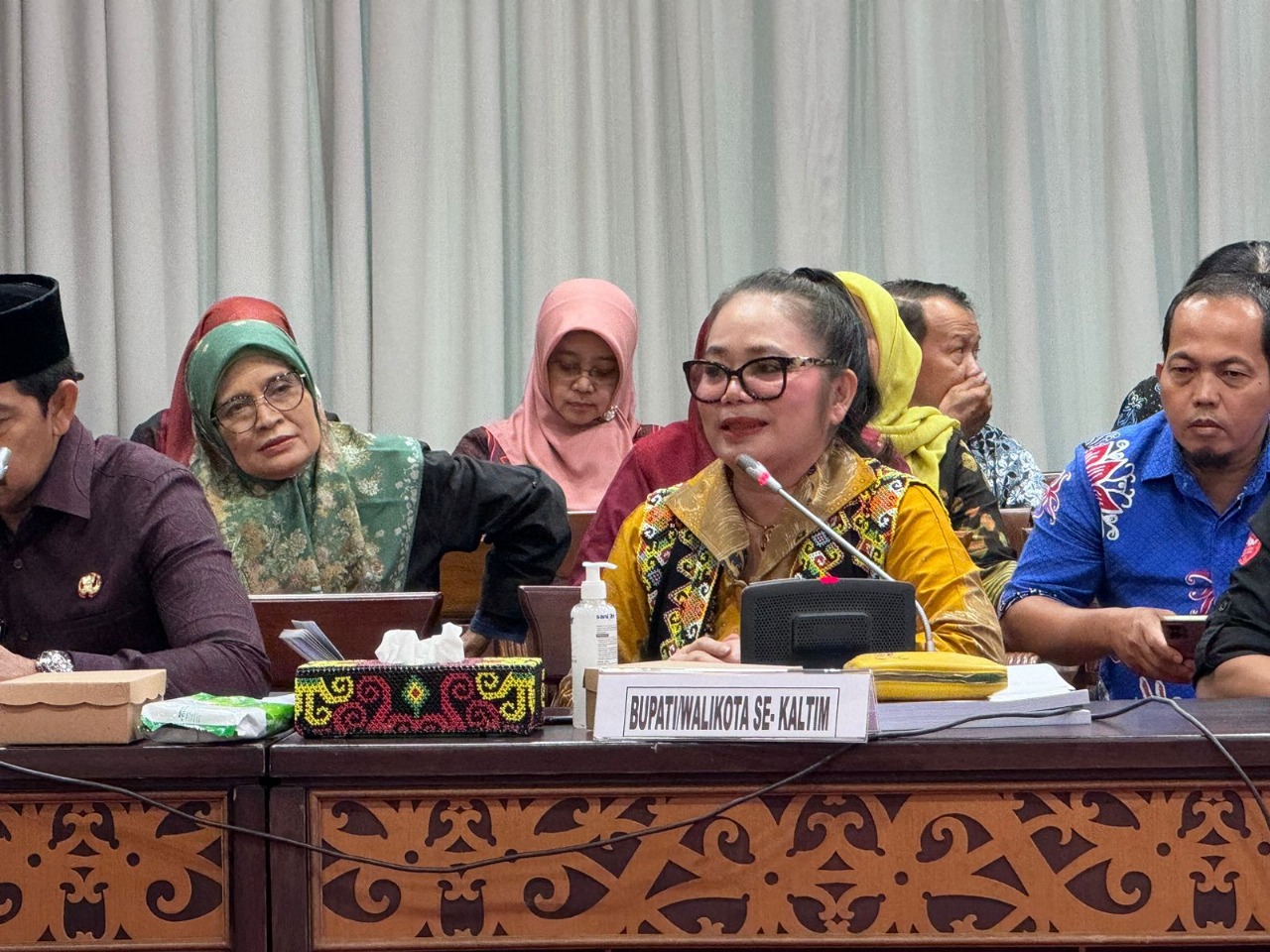 PLT ASISTEN II Kabupaten Mahulu Wenefrida Kayang melaporkan kondisi terkait upaya meningkatkan perlindungan perempuan dan anak, dalam kegiatan diskusi bersama Menteri PPPA RI, di Kantor Gubernur Kaltim.