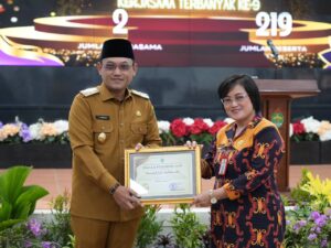 WAKIL Gubernur Kaltim Seno Aji memberikan penghargaan bagi Pemkab Mahulu, di Samarinda.