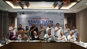 PARA Peserta kegiatan Presentasi Laporan Pendahuluan Kajian Transportasi Darat dan Sungai di Samarinda menyatakan komitmen untuk mendorong kemajuan sektor transportasi bagi Mahakam Ulu.