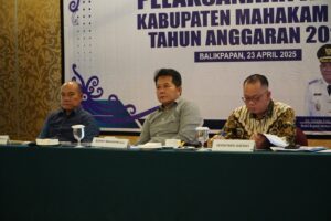 BUPATI Mahulu Bonifasius Belawan Geh mendorong percepatan pelayanan bagi masyarakat, dalam arahanya di Rapim OPD di Balikpapan.