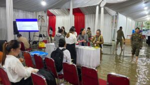 KEPALA BKPSDM Mahulu Wenefrida Kayang turut memantau jalannya seleksi PPPK pada hari kedua, di tengah kondisi banjir di Samarinda.