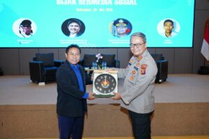 KOMBES Pol Yulitanto memberikan kenang-kenangan kepada Wakil Rektor II Bidang Sumber Daya, Yusuf Wibisono, S.E., M.T.I. setelah kegiatan sosialisasi Bijak Bermedia Sosial pada Senin (26/5/2025). (Humas Polda Kaltim)