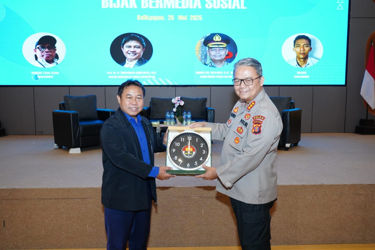 KOMBES Pol Yulitanto memberikan kenang-kenangan kepada Wakil Rektor II Bidang Sumber Daya, Yusuf Wibisono, S.E., M.T.I. setelah kegiatan sosialisasi Bijak Bermedia Sosial pada Senin (26/5/2025). (Humas Polda Kaltim)