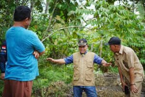 WABUP Mahulu Yohanes Avun bersama tim OPD terkait berdiskusi ketika tinjauan lapangan ke jalan poros Mahulu-Kubar yang rusak, Senin (14/4/2025).