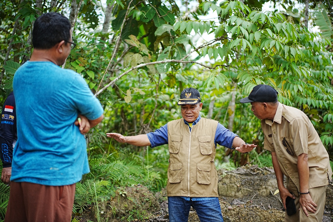 WABUP Mahulu Yohanes Avun bersama tim OPD terkait berdiskusi ketika tinjauan lapangan ke jalan poros Mahulu-Kubar yang rusak, Senin (14/4/2025).