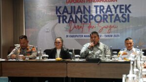 PLT ASISTEN 2 Kabupaten Mahulu Wenefrida Kayang menyampaikan sejumlah arahan dari kepala daerah kepada peserta kegiatan presentasi laporan pendahuluan awal kajian trayek transportasi darat dan sungai.