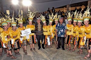 MENTERI Kebudayaan RI fadil Zon bersama Kepala OIKN Basuki Hadimuljono bersama peserta perhelatan Nusantara Cultural Festival, Kamis (30/5/2025). (sumber: Agus Suparto-OIKN)