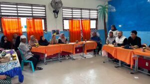 ANGGOTA DPRD Kaltim berdiskusi dengan warga terdampak longsor di KM 28 dalam tinjauan lapangan Kamis (29/5/2025).