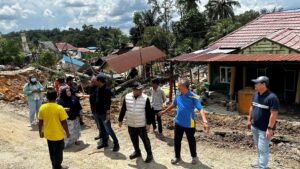 WAKIL Ketua Komisi III DPRD Kaltim Akhmed Reza Pachlevi ketika meninjau lapangan pada titik longsor di KM 28 Poros Samarinda-Balikpapan, Kamis (29/5/2029).