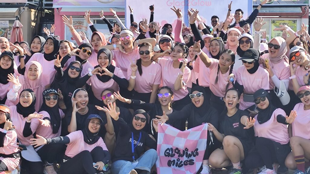 PARA Peserta Glowing Miles with Glad2Glow by Irin Kosmetik berlangsung meriah di USO Square Samarinda, Minggu (29/6/2025).