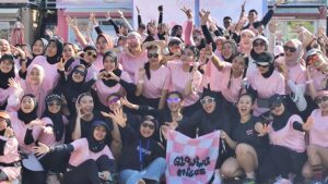 PARA Peserta Glowing Miles with Glad2Glow by Irin Kosmetik berlangsung meriah di USO Square Samarinda, Minggu (29/6/2025).
