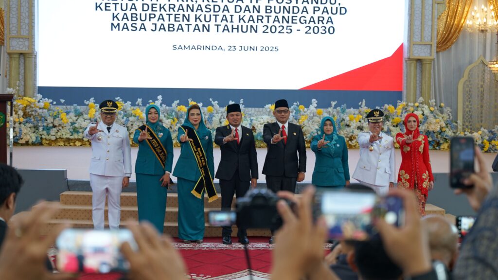 KEGIATAN Pelantikan Bupati dan Wakil Bupati Kukar di Pendopo Lamin Etam Kompleks Kantor Gubernur Kaltim Senin (23/6/2025). (istimewa)