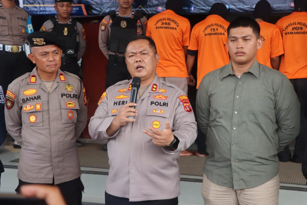AKBP Heri Rusyaman menyampaikan ungkapan kasus penyekapan anak yang ditangani Polresta Samarinda, dalam agenda rilis di Mapolresta, pada Jumat (27/6/2025).