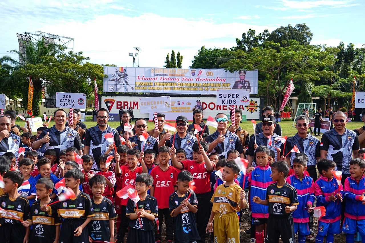 SEMARAK para peserta Turnamen Sepak bola Kapolda Kaltim Cup 2025 saat pembukaan Sabtu (21/6/2025).