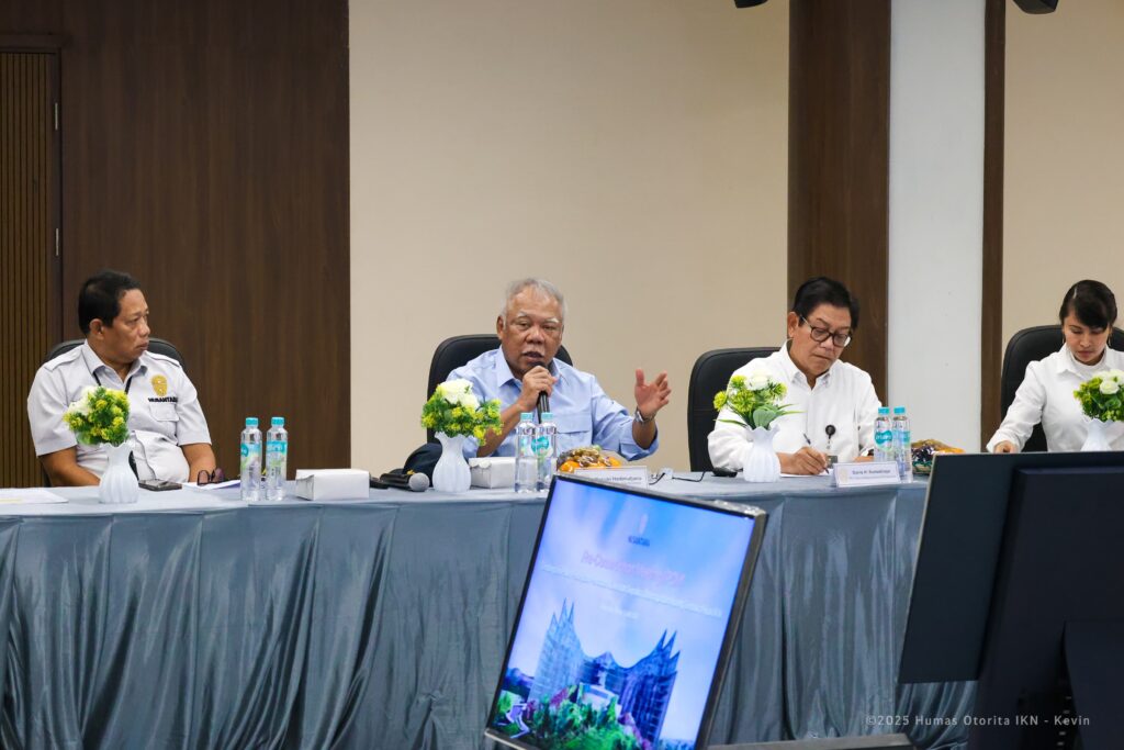 KEPALA OIKN Basuki Hadimuljono memimpin kegiatan Pre-Construction Meeting (PCM) Terintegrasi Paket Pekerjaan Penataan Kawasan Sepaku, Olahraga dan Ruang Terbuka Hijau IKN, pada hari Senin (3/7/2025).
