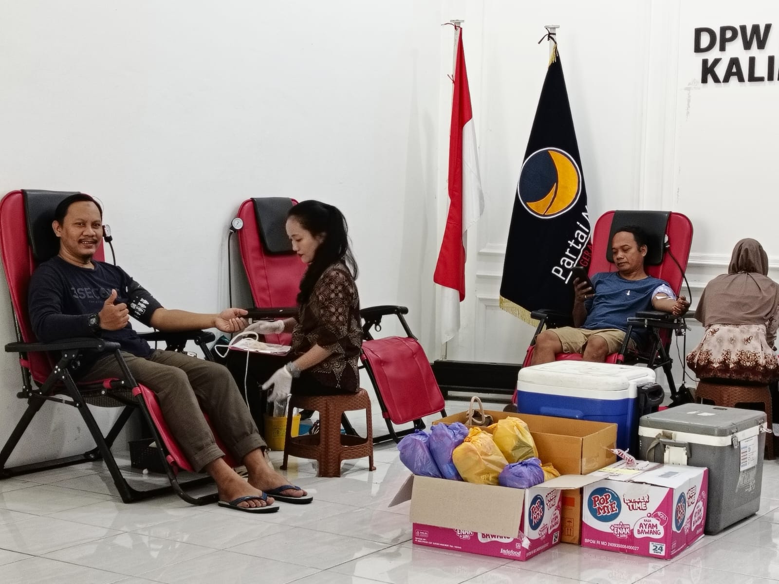 Ket foto: Donor darah yang berlangsung di DPW NasDem Kaltim. (Istimewa)