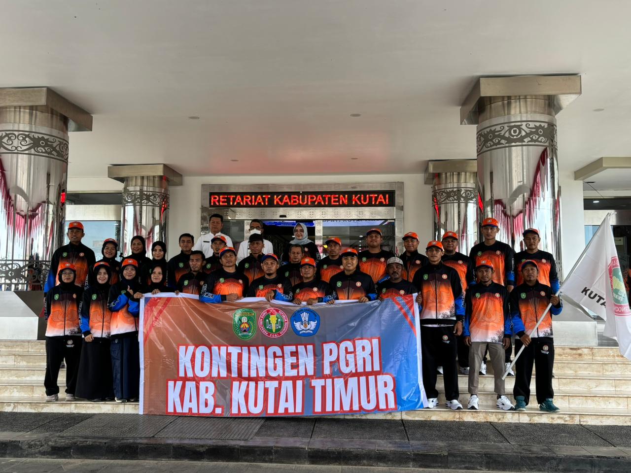 BUPATI Kutim Ardiansyah Sulaiman melepas kontingen Porseni PGRI di kantor Bupati Kutim, Jumat (14/11/2025).