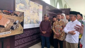 BUPATI Kutim Ardiansyah Sulaiman melihat koleksi foto yang dipajang dalam pameran miniatur sejarah Islam.