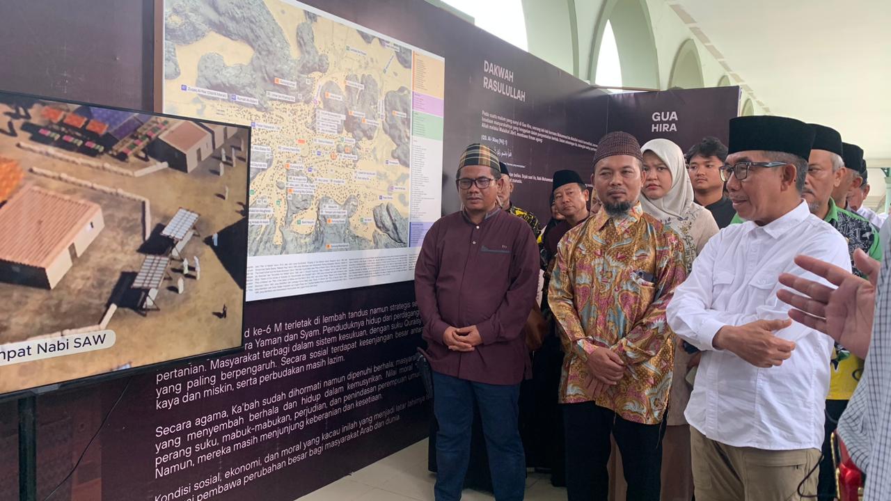 BUPATI Kutim Ardiansyah Sulaiman melihat koleksi foto yang dipajang dalam pameran miniatur sejarah Islam.
