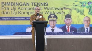 KEPALA Diskominfo Staper Ronny Bonar H Siburian memberikan sambutan di agenda Uji Kompetensi Wartawan di Sangatta, Selasa (18/11/2025).