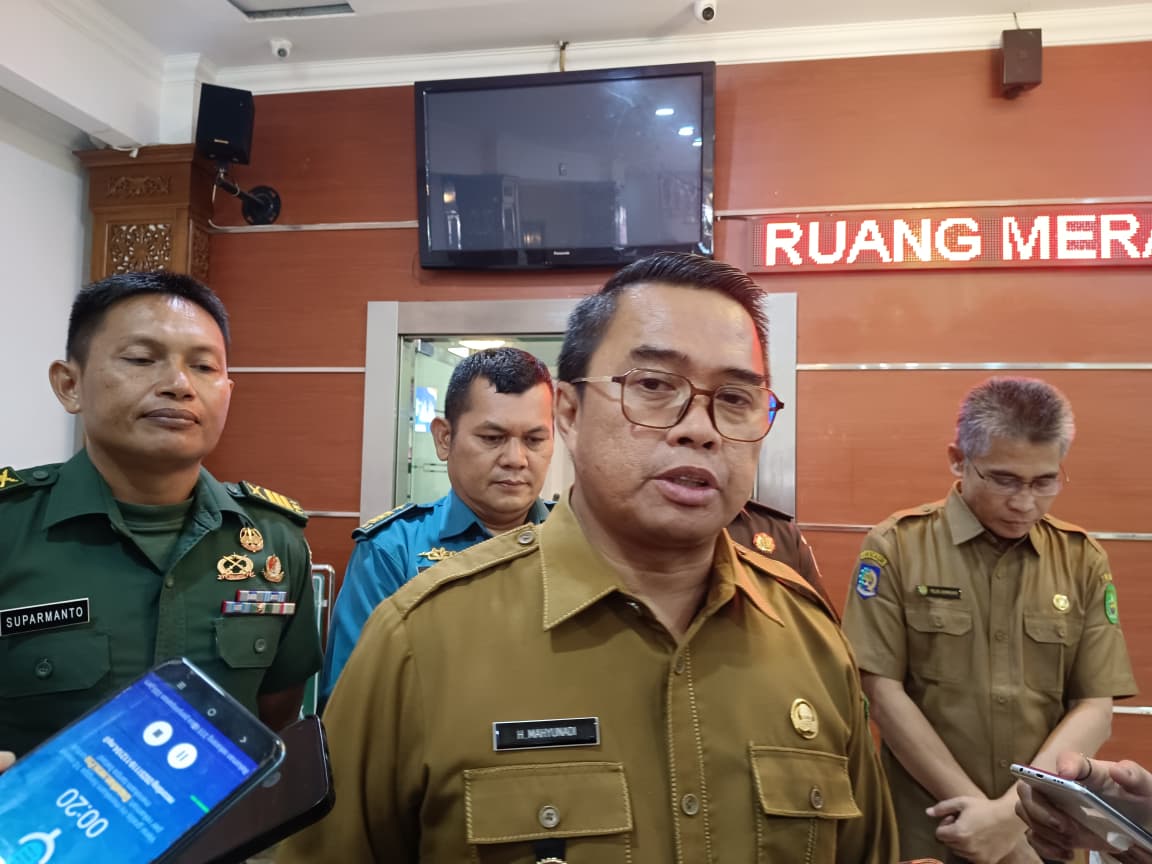WAKIL Bupati Kutim Mahyunadi menyampaikan statement usai acara sosialisasi di kantor Bupati Kutim, Selasa (18/11/2025).