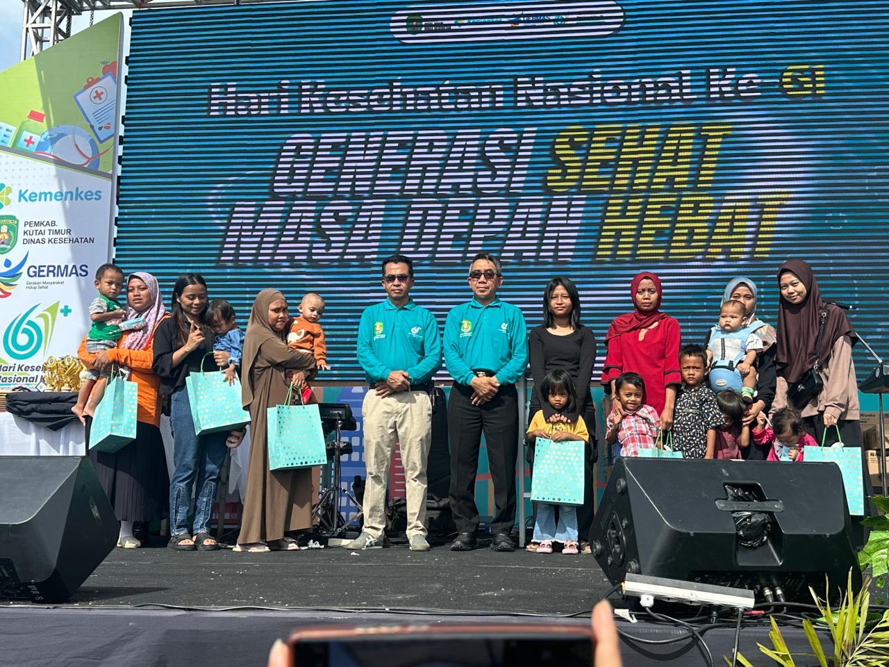 BUPATI Kutim Ardiansyah Sulaiman bersama masyarakat dalam perayaan HKN ke 62 di Polder Ilham Maulana Sangatta, Rabu (26/11/2025).