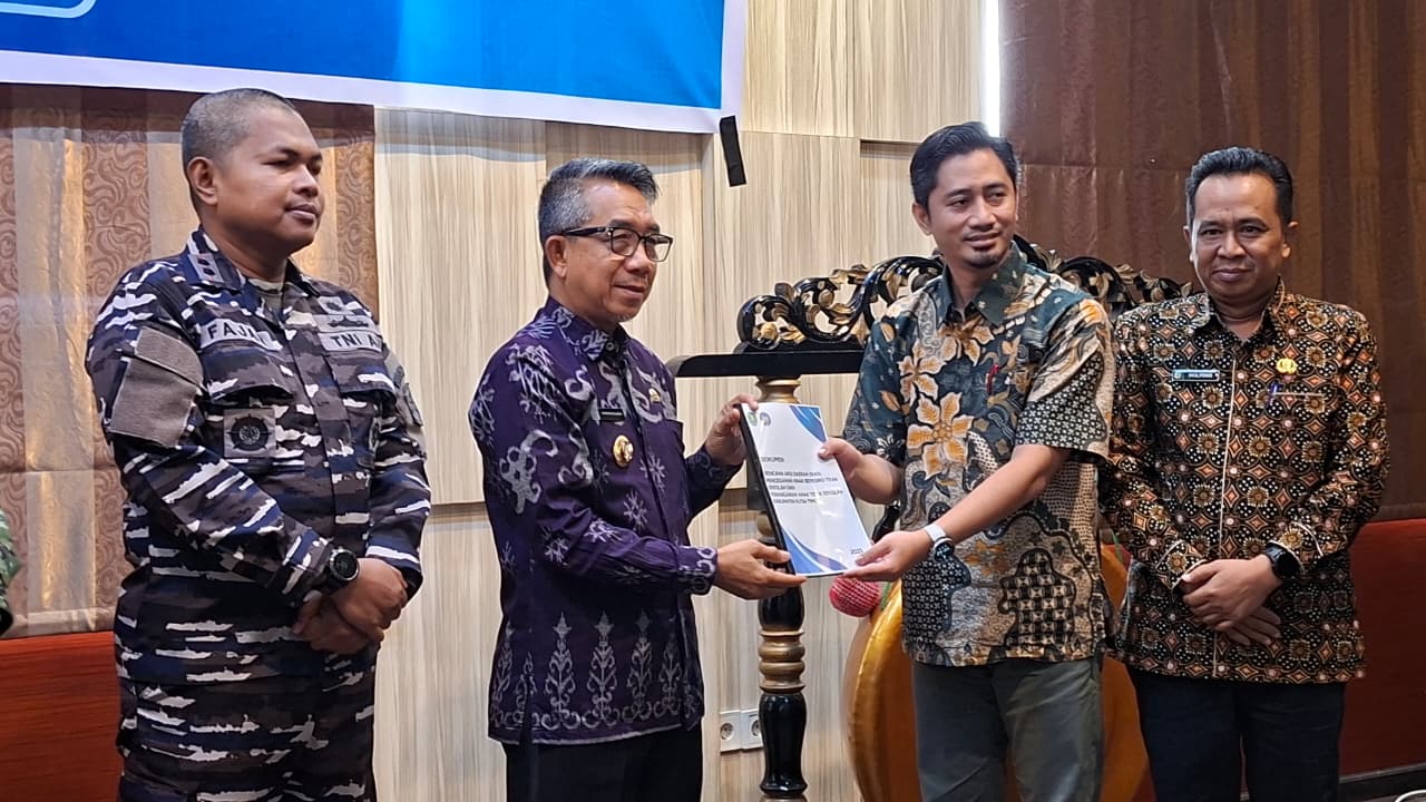 Bupati Kutim Ardiansyah Sulaiman (tengah) memegang dokumen RAD SITISEK, di sela peresmian program gagasan Disdikbud Kutim, Jumat (21/11/2025).