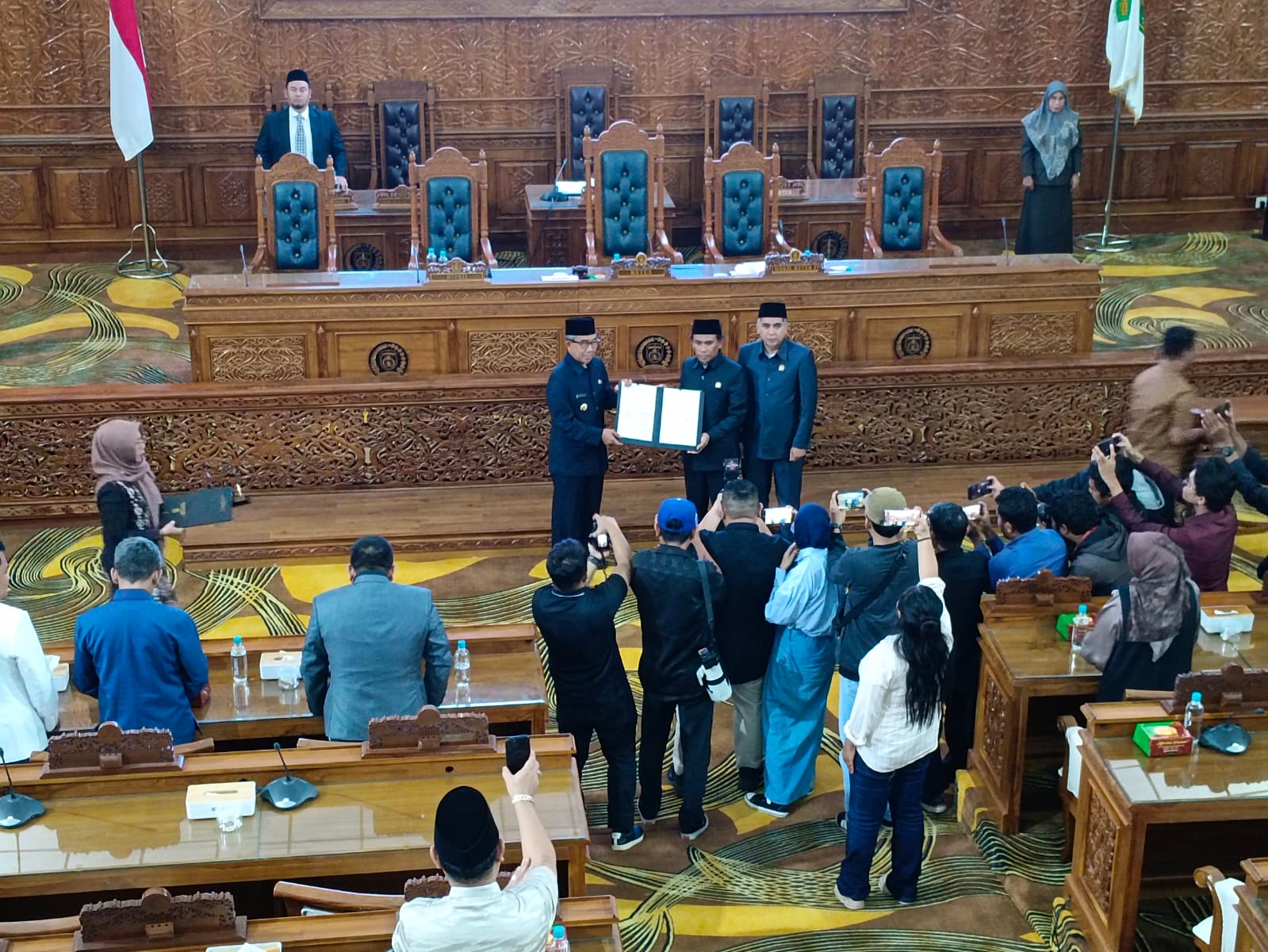 SUASANA Rapat Paripurna Penandatanganan KUA-PPAS TA 2026 di gedung DPRD Kutim, Jumat (21/11/2025).