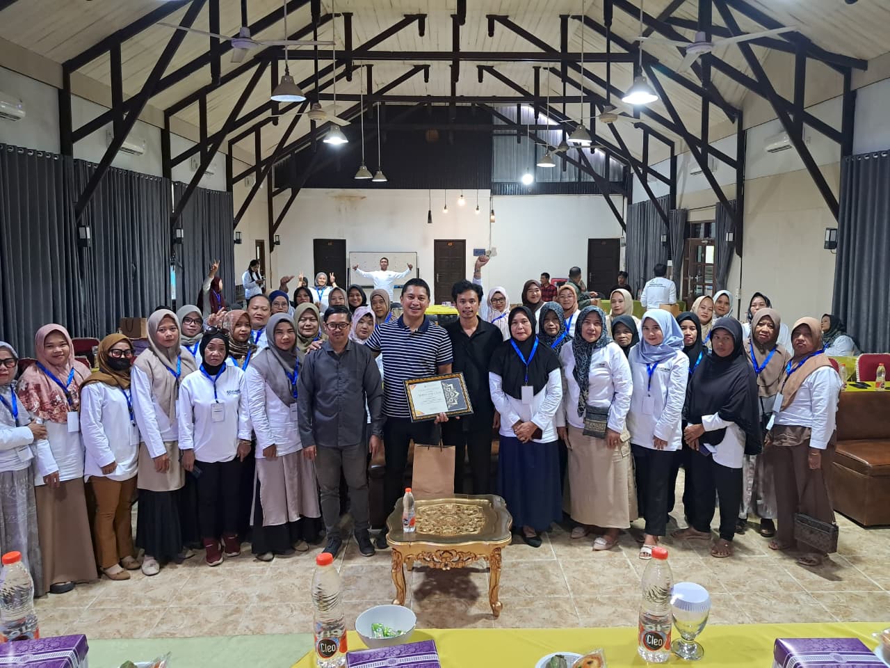 PARA peserta brfoto di sela gelaran Pelatihan Kewirausahan yang digagas Disperindag Kutim.
