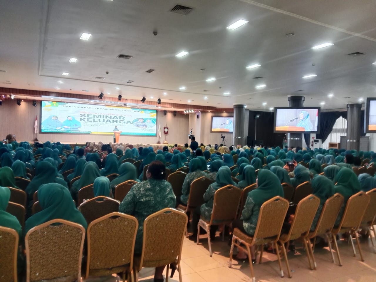 SUASANA Peringatan Hari Ibu bersama PPK se Kutim di GSG Kompleks Perkantoran Bukit Pelangi Kecamatan Sangatta Utara.