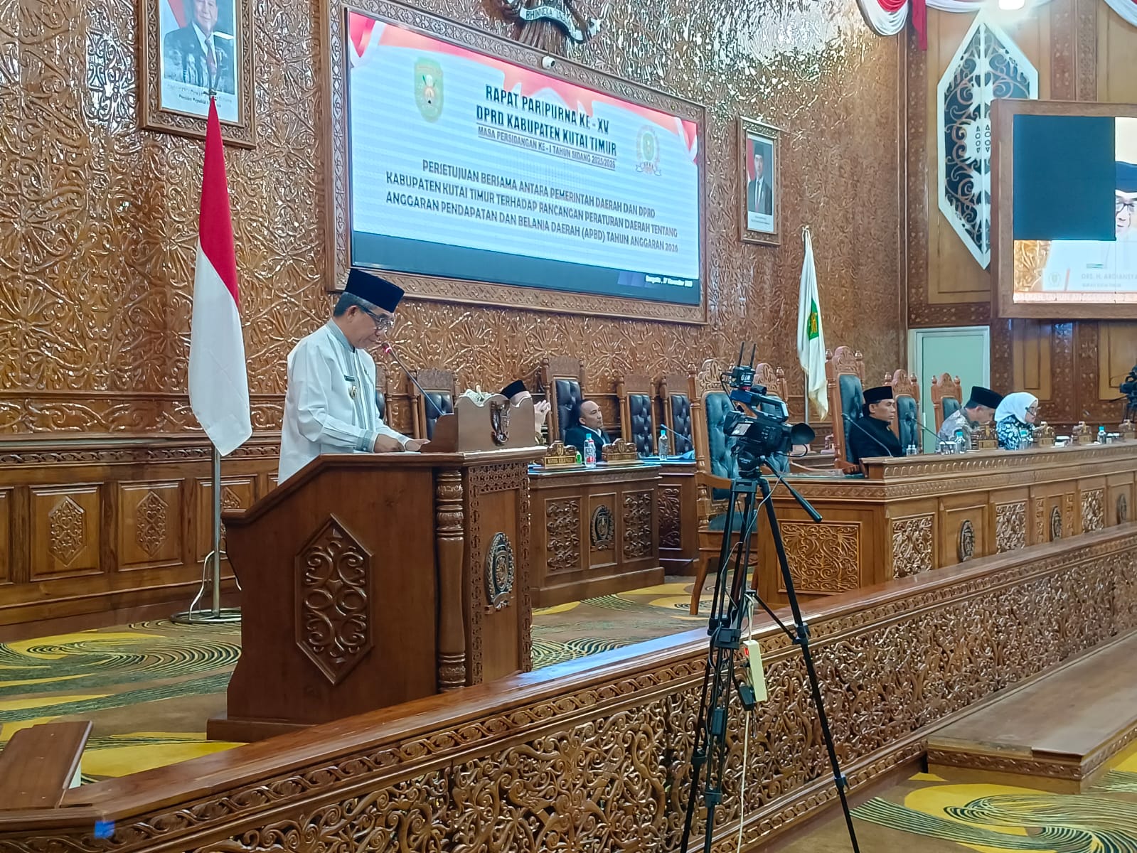 BUPATI Kutim Ardiansyah Sulaiman ketika menghadiri rapat paripurna pengesahan APBD 2026 di gedung DPRD Kutim, Kamis (27/11/2025).